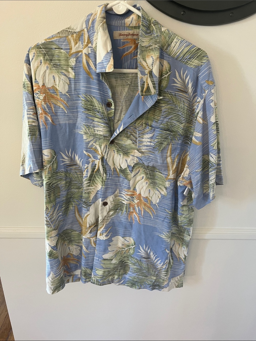 Tommy Bahama Blue Tropical Leaf Print button down Shirt 100% silk